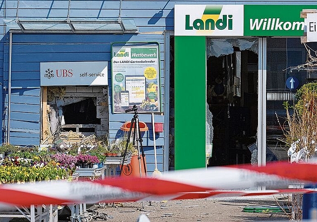 Nur noch Trümmer: Die Wucht der Explosion zerstörte auch den Eingangsbereich der angrenzenden Landi.Foto: BZ Archiv / Kenneth Nars