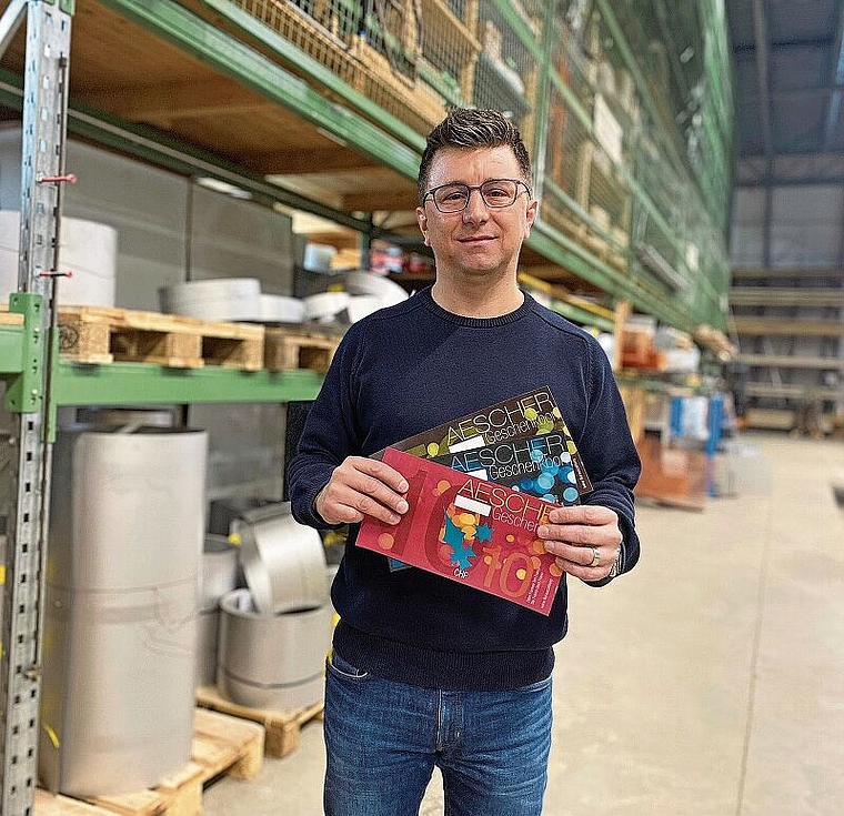 Nicht verloren: Die roten, blauen und braunen Geschenkbons können neu bei allen Mitgliedsfirmen von Gewerbe &amp; Industrie Aesch eingelöst werden, erklärt Patrick Meyer, Co-Präsident von «Gewerbe &amp; Industrie». Foto: Bea Asper