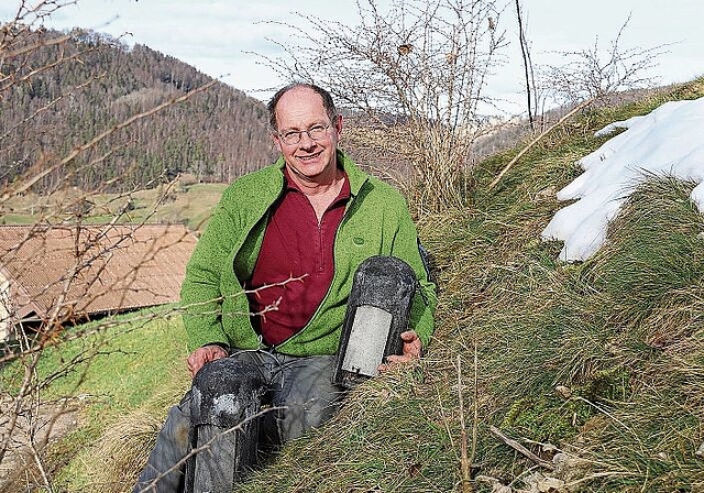 Berberitze und Fledermausnistkästen: Urs Saner engagiert sich für das Vernetzungsprojekt Thierstein. Foto: Gaby Walther