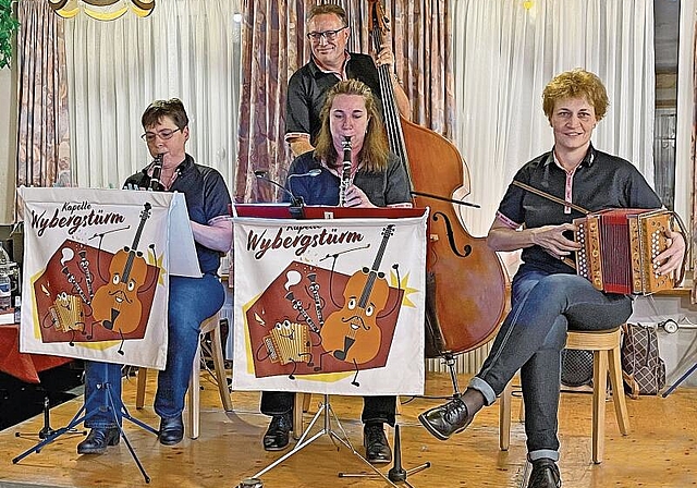 Liebt den öffentlichen Auftritt: Barbara Borer (l.) mit ihrer Kapelle Wybergstürm. Foto: zVg