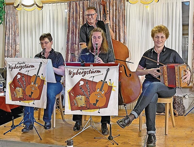 Liebt den öffentlichen Auftritt: Barbara Borer (l.) mit ihrer Kapelle Wybergstürm. Foto: zVg