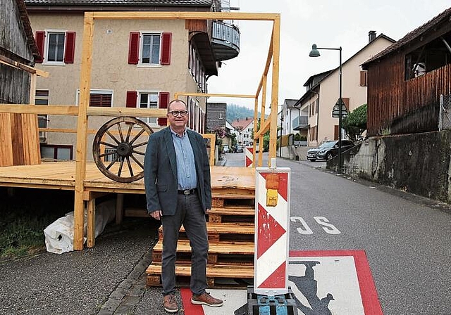 Im Aufbau: «Die letzten Arbeiten für das Dorffest in Liesberg vom 2. bis 4. September sind am Laufen», freut sich OK-Präsident Iwan Nussbaumer. Foto: Gaby Walther