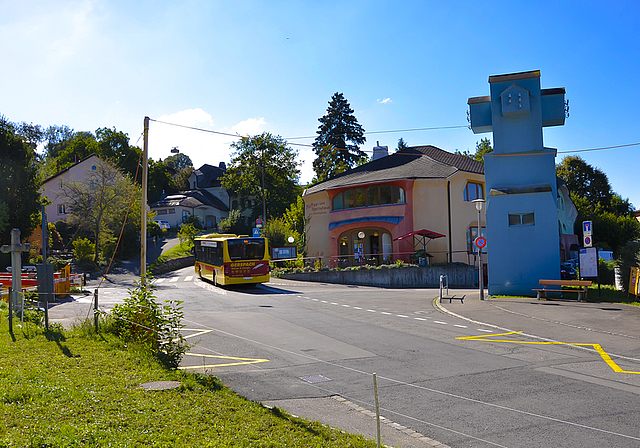 Goetheanum-Knoten: Die Ortsbus-Haltestellen sollen jeweils um einige Meter in Richtung Dorneckstrasse auf die Höhe des Speisehauses versetzt werden.  Foto: Thomas Kramer