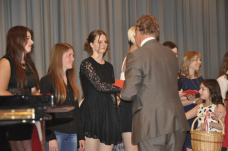 Grosser Moment: Klassenlehrer Urs Albrecht überreicht den Absolventen der FMS Münchenstein ihre Fachmaturitätszeugnisse.  Foto: Isabelle Hitz