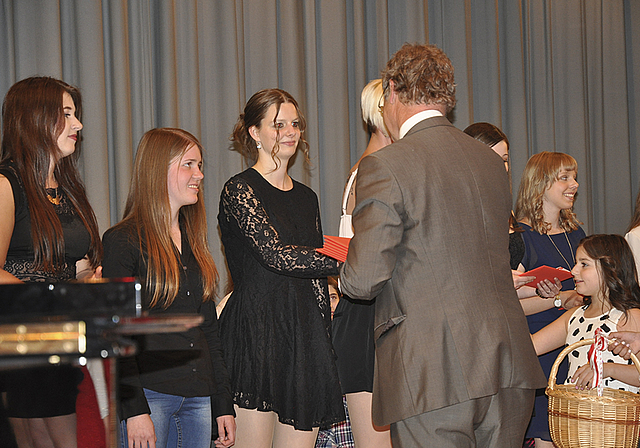 Grosser Moment: Klassenlehrer Urs Albrecht überreicht den Absolventen der FMS Münchenstein ihre Fachmaturitätszeugnisse.  Foto: Isabelle Hitz