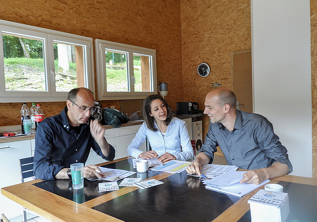 Die Jury hat entschieden (v. l.): Lucas Wyss (kmu Reinach), Viola Stalder (Tierpark Reinach) und Thomas Kramer («Wochenblatt») haben aus allen eingegangenen Vorschlägen die Namen für die drei neugeborenen Geissenmeitli ausgesucht.  Foto: Therese 