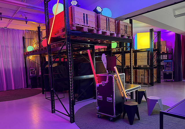 Gedimmtes Licht, kultige Neonröhren: eine Workstation im AI-Lab. Foto: zVg