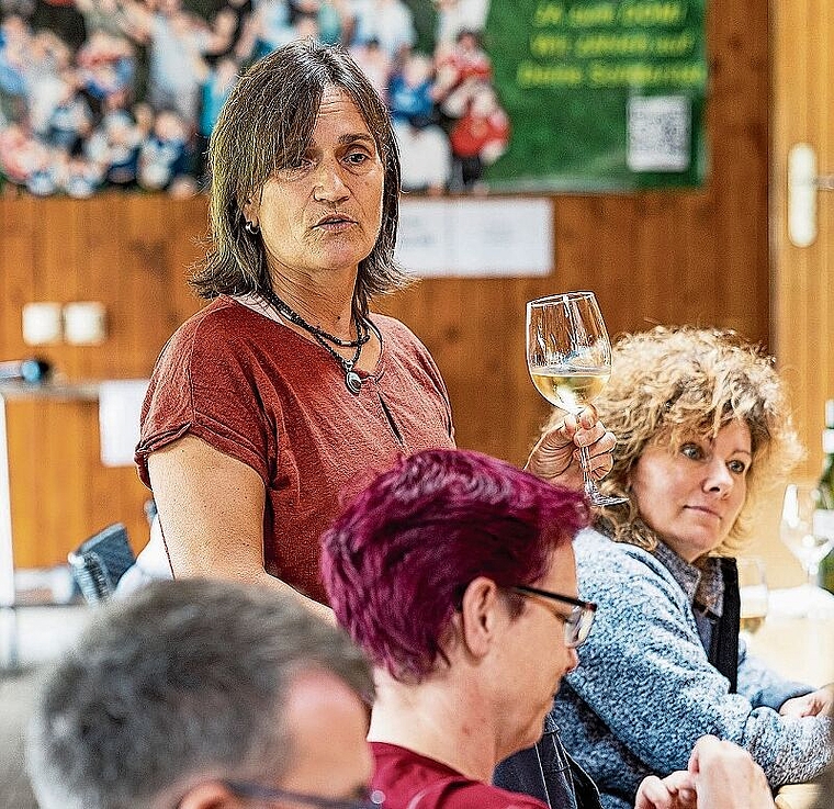 Zeigt sich enttäuscht vom Resultat: Gemeindepräsidentin Eveline Sprecher im Klubhaus des FC Aesch, wo sich das Pro-Komitee am Abstimmungssonntag traf. Foto: Kenneth Nars