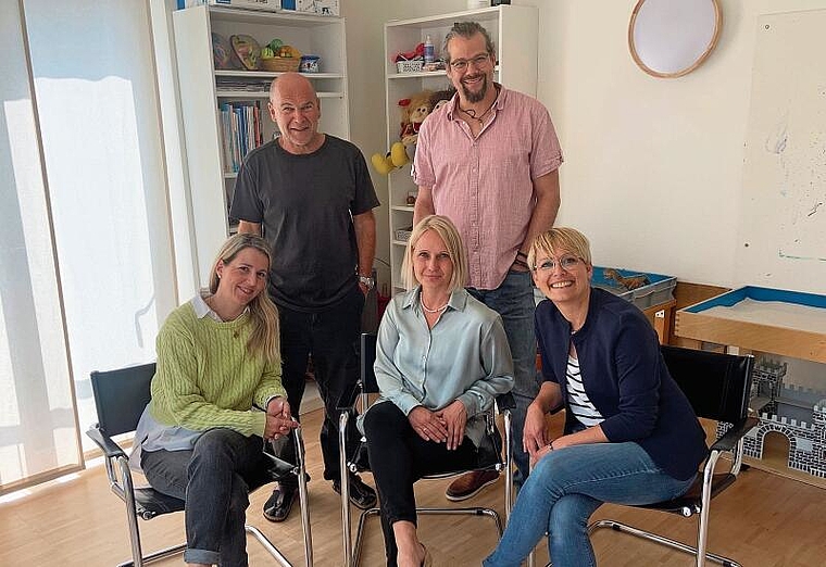 Teamwork: Hanstin Steiner und Ralph Messmer (hinten, v. links) sowie Julia Jiménez und Melanie Flubacher helfen Familien in Schwierigkeiten, die Administration liegt bei Mirjam Wyss (vorne, v. links).