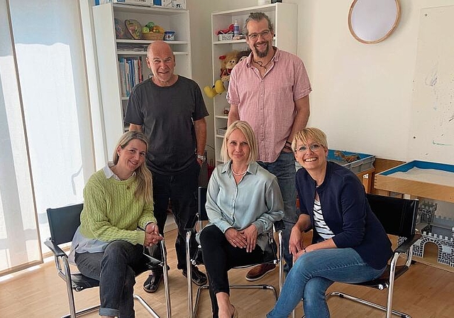 Teamwork: Hanstin Steiner und Ralph Messmer (hinten, v. links) sowie Julia Jiménez und Melanie Flubacher helfen Familien in Schwierigkeiten, die Administration liegt bei Mirjam Wyss (vorne, v. links).