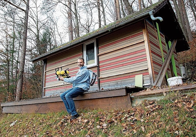 Fleissige Bienen suchen fleissige Imkerinnen und Imker: Michael Stebler, Präsident des Bienenzüchtervereins Thierstein, vor dem «Kurslokal» in Himmelried. Foto: Martin Staub