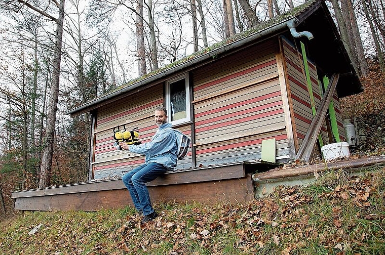 Fleissige Bienen suchen fleissige Imkerinnen und Imker: Michael Stebler, Präsident des Bienenzüchtervereins Thierstein, vor dem «Kurslokal» in Himmelried. Foto: Martin Staub