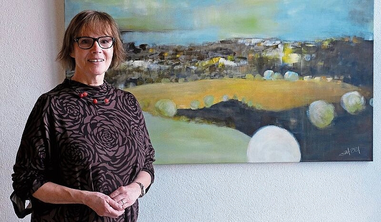 Überzeugende Komposition: Erna Hofmann vor einer beruhigenden Traumlandschaft (Acryl). Foto: Thomas Brunnschweiler