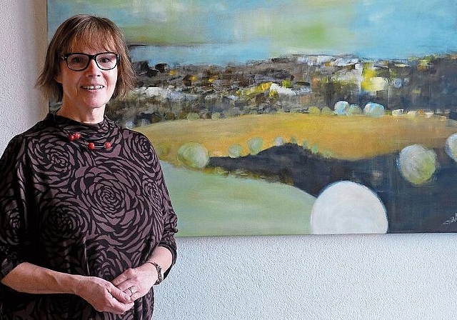 Überzeugende Komposition: Erna Hofmann vor einer beruhigenden Traumlandschaft (Acryl). Foto: Thomas Brunnschweiler