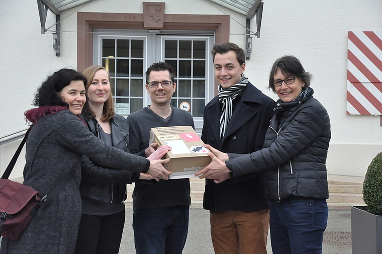 Ein Päckli für die Post: Oliver Standke (stellvertretender Leiter Bauabteilung der Gemeinde Aesch, Mitte) nimmt die Unterschriften von Monika Meyer-Frei (l.), Mylène Meschberger, Jan Kirchmayr und Christine Koch (r.) entgegen.  Foto: Isabelle Hitz