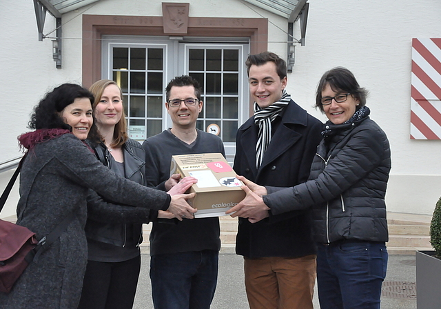 Ein Päckli für die Post: Oliver Standke (stellvertretender Leiter Bauabteilung der Gemeinde Aesch, Mitte) nimmt die Unterschriften von Monika Meyer-Frei (l.), Mylène Meschberger, Jan Kirchmayr und Christine Koch (r.) entgegen.  Foto: Isabelle Hitz