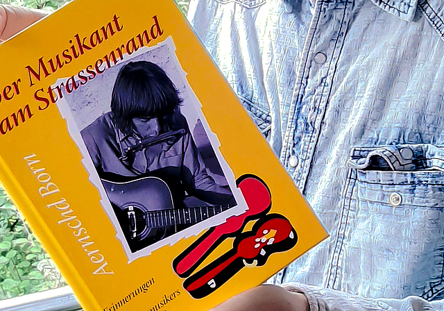 Humorvolle Anekdoten: Aernschd Born erzählt in seinem neuen Buch Geschichten aus seiner Zeit als Strassenmusiker.  Foto: ZVG