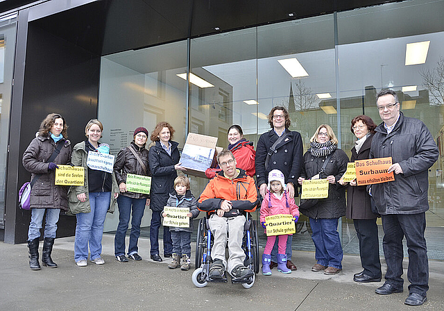 Ein Karton voller Unterschriften: Das Komitee Pro Surbaum übergibt am Dienstag die Petition der Reinacher Gemeinderätin Béatrix von Sury.  Foto: Thomas Kramer