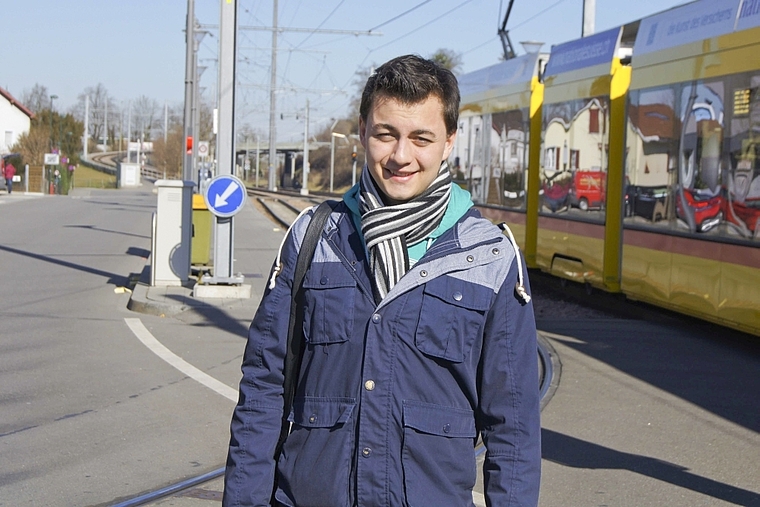 Mit dem öV unterwegs: Juso-Politiker Jan Kirchmayr. Foto: Oliver Sterchi