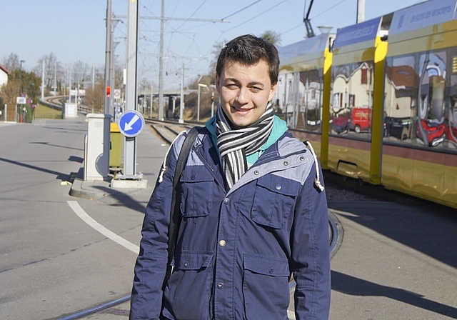 Mit dem öV unterwegs: Juso-Politiker Jan Kirchmayr. Foto: Oliver Sterchi