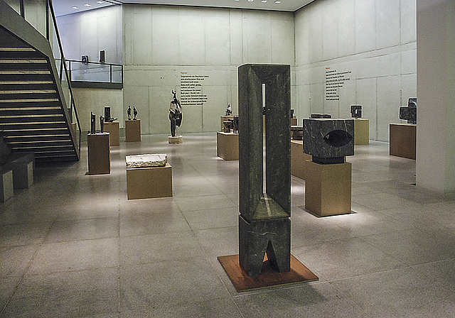 Meditative Ruhe und klare Formen: Blick in den Ausstellungssaal im Untergeschoss des Museums am Dom in Würzburg.  Foto: Thmas Brunnschweiler