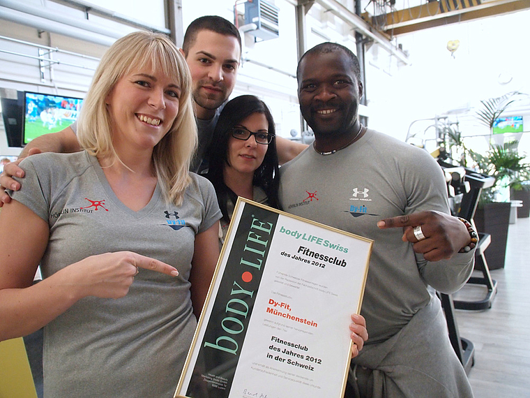 Fitnessstudio des Jahres: Sandra Flury (Geschäftsführerin), Giuseppe Puglisi (Diplomierter Fitnesstrainer), Mirjam Nussbaumer (Diplomierte Trainerin), Dy Toudjip Kouamo (Geschäftsführer) präsentieren stolz die Urkunde.  Foto: Tobias Gfeller