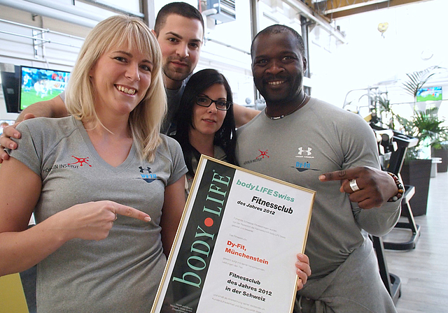 Fitnessstudio des Jahres: Sandra Flury (Geschäftsführerin), Giuseppe Puglisi (Diplomierter Fitnesstrainer), Mirjam Nussbaumer (Diplomierte Trainerin), Dy Toudjip Kouamo (Geschäftsführer) präsentieren stolz die Urkunde.  Foto: Tobias Gfeller