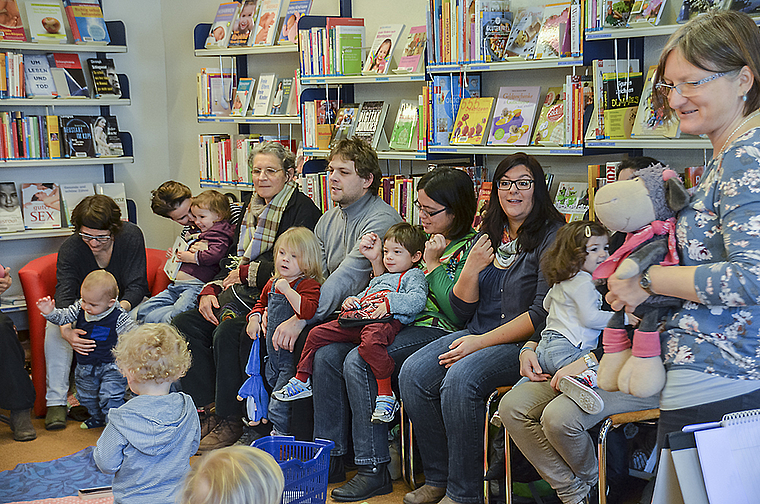 Frühe Förderung: Aufmerksam lauschen die Kinder den Geschichten. Foto: Jay Altenbach