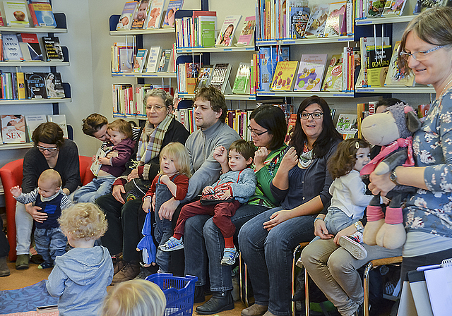 Frühe Förderung: Aufmerksam lauschen die Kinder den Geschichten. Foto: Jay Altenbach