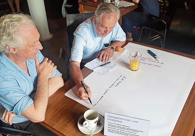 Alles, was auf den Papier steht, zählt: Bauverwalter Martin Zweifel (l.) lauscht den Bedenken von Edgar Jungo. Fotos: Fabia Maieroni
