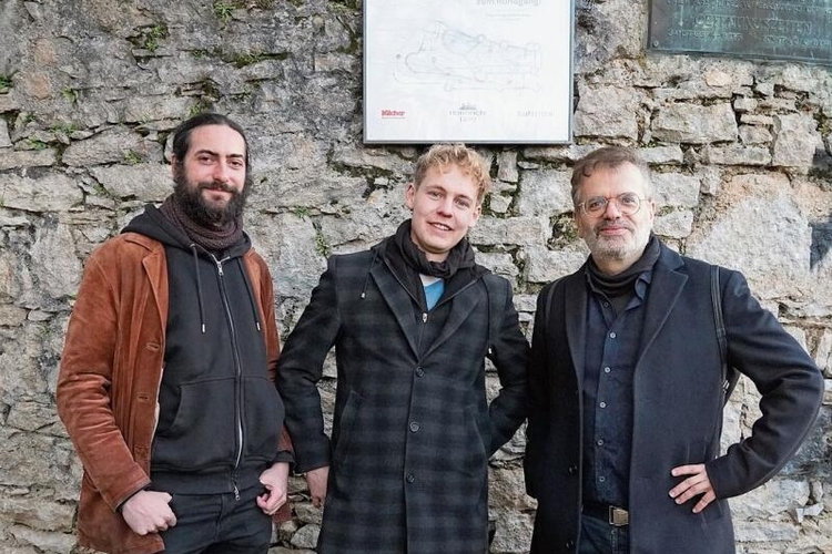 Burg-Team: (v.l.) Nico Piazzalonga (Burgführer), Florian Hasler (erstellte den Audio-Guide) und Francis de Andrade (produzierte den Dokfilm zu Dornach).