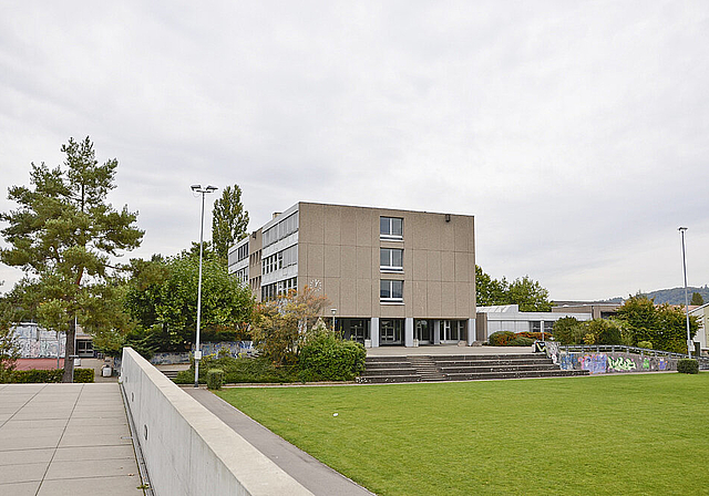 Provisorium: Im Schulhaus Bachmatten II sollen ab Sommer 2015 zur Deckung von Kapazitätsengpässen Schülerinnen und Schüler der 5. und 6. Klasse sowie vom Integrationskurs Fremdsprachen platziert werden.  Foto: Thomas Kramer