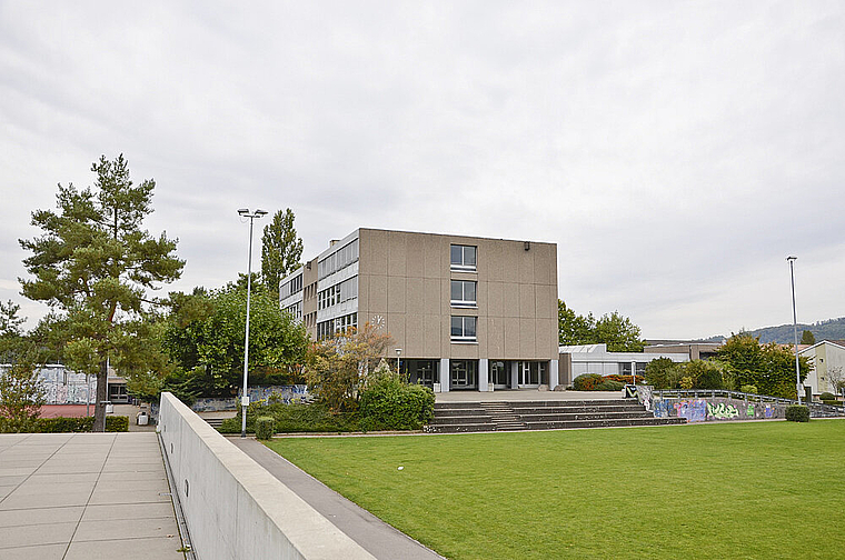 Provisorium: Im Schulhaus Bachmatten II sollen ab Sommer 2015 zur Deckung von Kapazitätsengpässen Schülerinnen und Schüler der 5. und 6. Klasse sowie vom Integrationskurs Fremdsprachen platziert werden.  Foto: Thomas Kramer