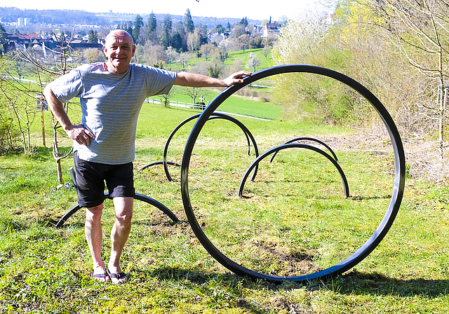 Stahl in der Landschaft: Seit kurzem ist das Kunstwerk «Rising Circles» von Harry Schaffer an einem Wanderweg ausserhalb von Arlesheim anzutreffen.  Foto: Thomas Brunnschweiler