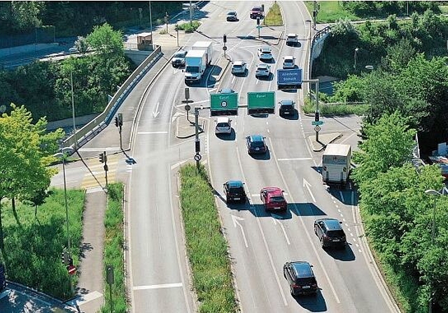 Für Velofahrer ungeeignet: Die Verhältnisse auf der stark befahrenen Brücke über die Autobahn A18 sind unbefriedigend. Foto: zVg
