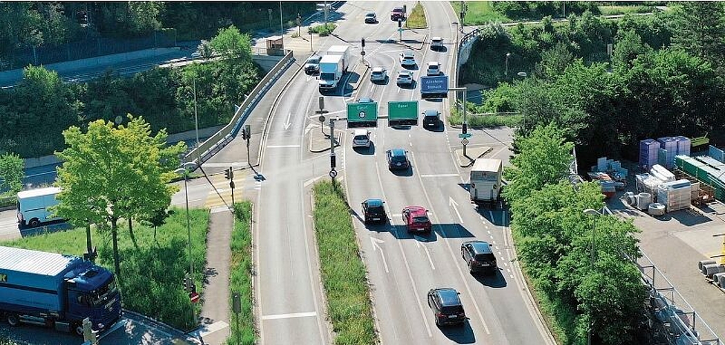 Für Velofahrer ungeeignet: Die Verhältnisse auf der stark befahrenen Brücke über die Autobahn A18 sind unbefriedigend. Foto: zVg
