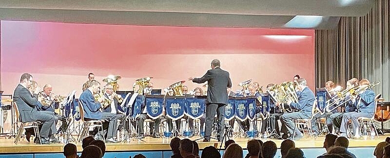 Brass Band Breitenbach: Reto Näef dirigiert die 30-köpfige Formation, welche im Griensaal in Breitenbach ihr Jahreskonzert aufführte. Foto: Larissa Ley