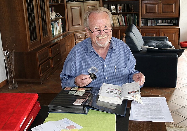 <em>Leidenschaftlicher Briefmarkensammler: </em>Herbert Giger in seinem Daheim in Breitenbach. Foto: Gaby Walther
