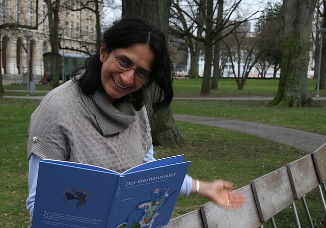 Poetisch: Mit ihrer Erzählung «Der Sternenmaler» richtet sich Anni Agarwal an Erwachsene und Kinder.  Foto: Charles Martin