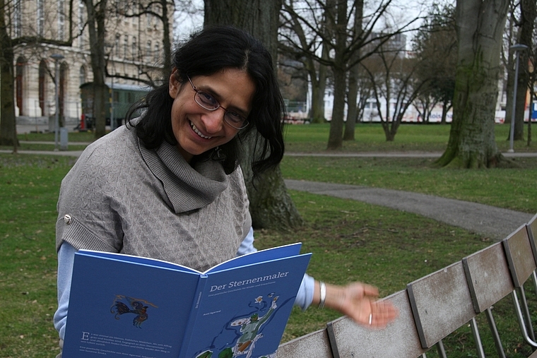 Poetisch: Mit ihrer Erzählung «Der Sternenmaler» richtet sich Anni Agarwal an Erwachsene und Kinder.  Foto: Charles Martin