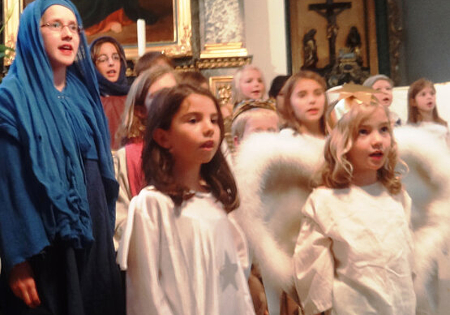 St. Pantaleon: Bei der öffentlichen Hauptprobe in der Kirche von St. Pantaleon singt Maria mit Engeln aus drei Schwarzbuben-Dörfern wunderschöne Weihnachtslieder in Mundart. Der Familiengottesdienst am Heiligabend fand in Büren statt.  Foto: Mela