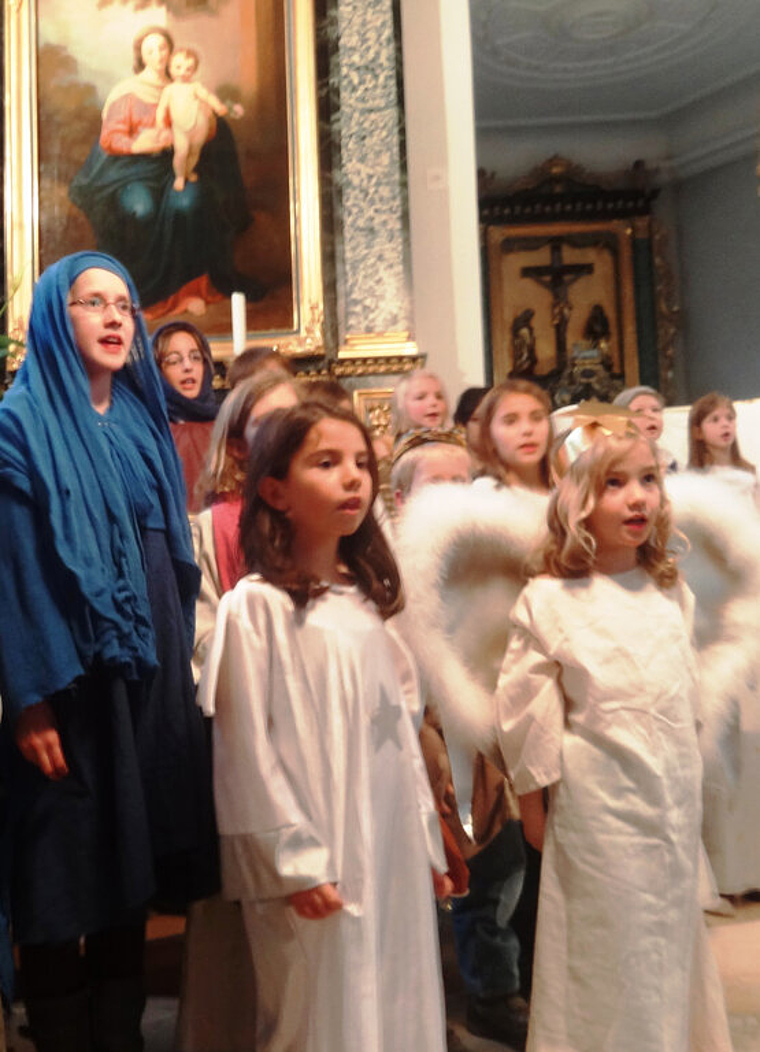 St. Pantaleon: Bei der öffentlichen Hauptprobe in der Kirche von St. Pantaleon singt Maria mit Engeln aus drei Schwarzbuben-Dörfern wunderschöne Weihnachtslieder in Mundart. Der Familiengottesdienst am Heiligabend fand in Büren statt.  Foto: Mela