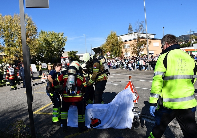 Rettung aus einer brennenden Tiefgarage: Bei der Übung gelang es der Feuerwehr in kurzer Zeit, die verletzten Personen zu bergen.  Foto: Bea Asper