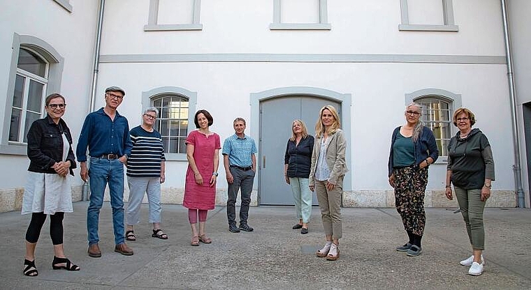 Organisieren die Veranstaltungen im Alte Schlachthuus: (v.l.) Ruth Hürlimann, Camille Büsser, Annemarie Otth, Mascha Neuenschwander, Martin Kofmel, Agathe Christ, Yvonne Neuenschwander, Jeanette Büsser und Elisabeth Bauer. Foto: zvg