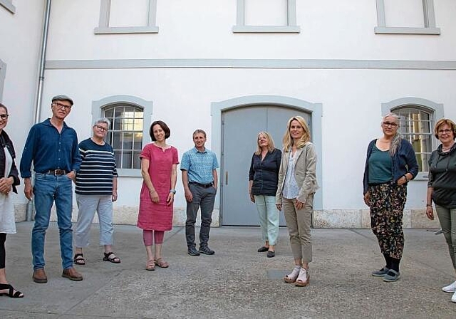 Organisieren die Veranstaltungen im Alte Schlachthuus: (v.l.) Ruth Hürlimann, Camille Büsser, Annemarie Otth, Mascha Neuenschwander, Martin Kofmel, Agathe Christ, Yvonne Neuenschwander, Jeanette Büsser und Elisabeth Bauer. Foto: zvg