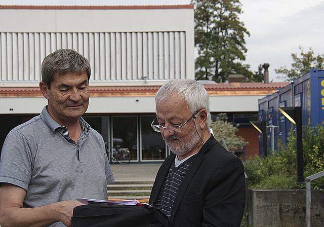 Waren für die Sanierung federführend: Pierre Gallandre, Bauchef und Mitglied der Kirchenpflege (l.), vertieft sich mit Architekt Gianni Bezzola in die Baupläne.  Foto: Ursula Gallandre