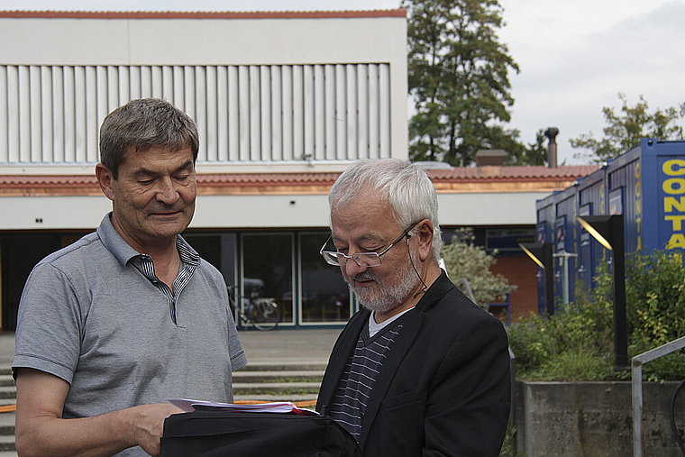 Waren für die Sanierung federführend: Pierre Gallandre, Bauchef und Mitglied der Kirchenpflege (l.), vertieft sich mit Architekt Gianni Bezzola in die Baupläne.  Foto: Ursula Gallandre