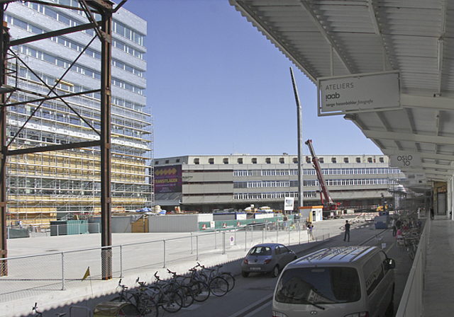 Kulturbrennpunkt: Hier an der Oslostrasse steigt am Samstag das grosse Fest. Links der Neubau der Hochschule für Gestaltung und Kunst HGK, im Hintergrund das ehemalige Transitlager. Foto: Edmondo Savoldelli