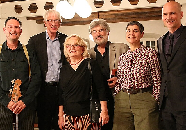 Tiefgründige Unterhaltung: David Schönhaus, Klaus Fischer, Ulla Fringeli, Thomas Brunnschweiler, Franziska Maria von Arb und Thomas Kramer (v. l.) bescherten dem Vernissage-Publikum einen kurzweiligen Abend. Foto: Gini Minonzio