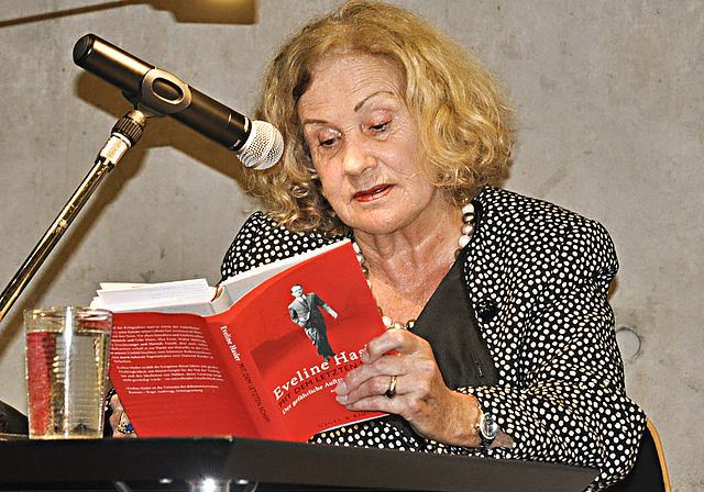 Bekannt für dokumentarische Romane: Eveline Hasler beim Signieren nach der Lesung.  Foto: Isabelle Hitz